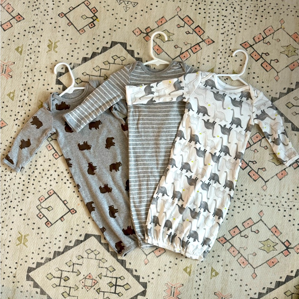 Unisex 3 pack Carters baby gowns ♥️